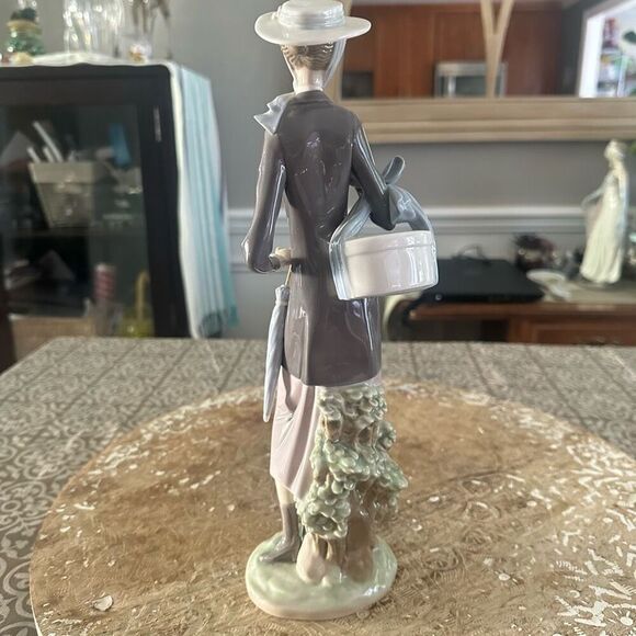 Lladro Elegant Ladies A New Hat Porcelain Figurine Glossy Finish Vintage - Picture 3 of 11